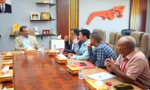 لملس يناقش مع قيادات المصافي ومنشأة الغاز إجراءات عاجلة لمعالجة الأزمة