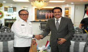 لقاء رسمي بين السفير بلفقيه ومدير الهجرة الإندونيسي المكلف