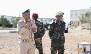 قائد المنطقة العسكرية الثانية يتفقد معسكر الكتيبة الخاصة بالمكلا ويشيد بجاهزيتها ومستواها العسكري العالي