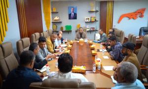 محافظ العاصمة عدن يشدد على تكثيف الرقابة الميدانية وضبط الأسعار وتنظيم آليات توزيع الغاز