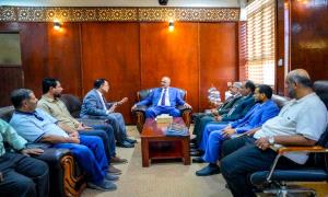 الرئيس الزُبيدي يتفقد سير العمل بديوان عام وزارة الزراعة والري والثروة السمكية وقطاعاتها
