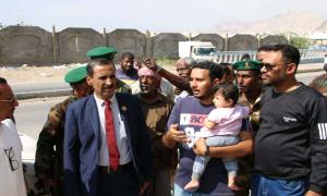 باتيس يتفقد أضرار الضربة الجوية السعودية على ميناء المكلا وما خلفته من أضرار على الأحياء السكنية المجاورة