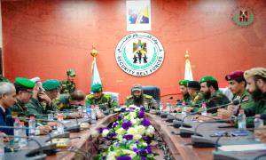 العميد الوالي يترأس اجتماعا بقيادات الحزام الأمني ويشيد بالأداء المتميز في العرض العسكري