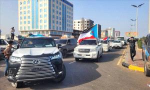 موكب جماهيري ضخم من يافع يصل ساحة العروض بخور مكسر