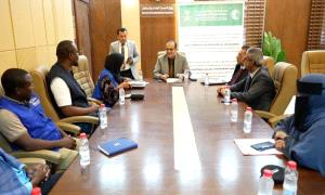 وزير الصحة يبحث تعزيز التدخلات الصحية ويتسلّم سيارتي إسعاف