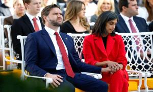 خاتم زوجة فانس يثير ضجة على السوشيال ميديا.. والأخير يعلق