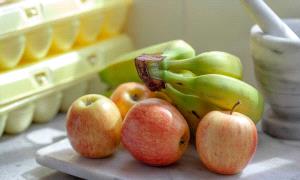 الموز أم التفاح.. أيهما الأفضل لإنقاص الوزن؟