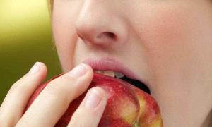 تناول التفاح يوميا يُسهم بالوقاية من أمراض القلب ..
