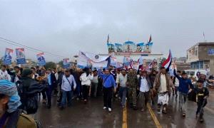 توافد جماهيري واسع إلى مخيم الاعتصام المفتوح بمحافظة الضالع