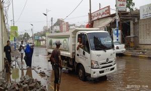 صندوق النظافة والتحسين: تصريف وشفط 650 ألف لتر من مياه الأمطار في المعلا والتواهي