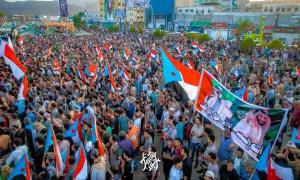 اصطفافٌ مهيب خلفَ الرئيس الزُبيدي.. شعبُ الجنوب يرسم بمداد الوفاء ملامح فجر الاستقلال