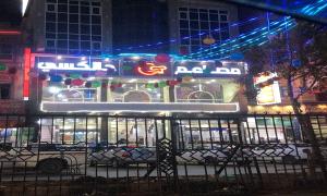 جبايات الحـ.ـوثي تجبر أشهر وأكبر مطعم في صنعاء على الإغلاق مجددًا