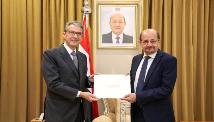 الزنداني يتسلم نسخة من أوراق اعتماد السفير الايطالي