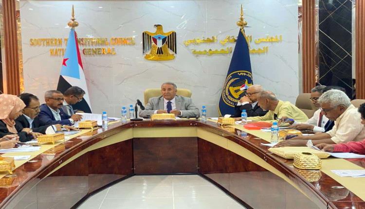 مجلس المستشارين يحمل الحكومة مسؤولية تدهور الخدمات ويدعو لتمكين الكوادر الجنوبية في المؤسسات الاقتصادية
