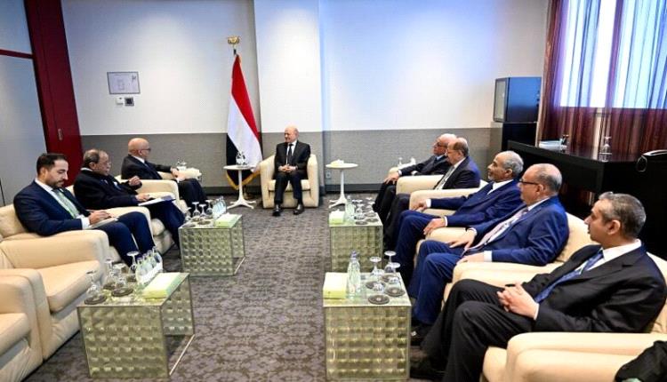 العليمي ووزير الخارجية البحريني يبحثان تفعيل التعاون الثنائي ودعم أوضاع اليمنيين في البحرين