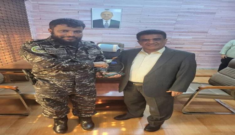 وزير النفط والمعادن يكرّم قائد لواء حماية المنشآت العميد احمد بن عفيف