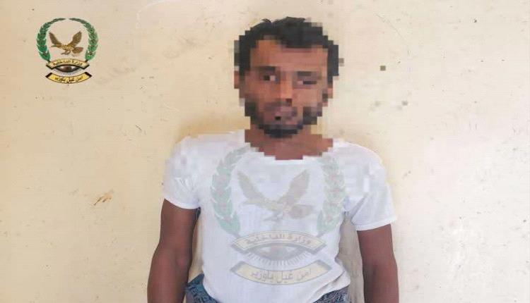 أمن مديرية غيل باوزير يضبط متهمًا بسرقة أدوات وأجهزة من ثلاثة منازل