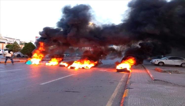 احتجاجات غاضبة في عدن بسبب انقطاع الكهرباء وسط موجة حر خانقة

