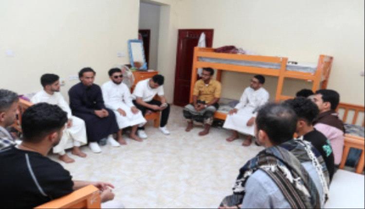 السقاف يزور الدكتور عبدالرحيم اليافعي ويشيد بإصراره وتفوقه العلمي
