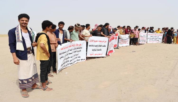 ملاك أراضي غرب بير أحمد ومنهم أسر شهداء يحتجون على مصادرة أراضيهم لمشروع طاقة شمسية
