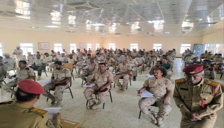 رئيس عمليات المنطقة العسكرية الثانية يتفقد الامتحانات النهائية لدورة تأهيل قادة الفصائل بالمكلا