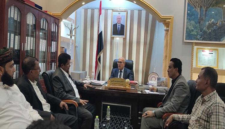 وزير الإدارة المحلية يناقش مع قيادة المهرة احتياجات المحافظة وجهود التعافي من آثار "إعصار تيج"

