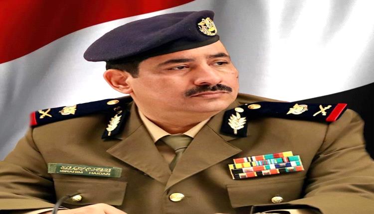وزير الداخلية يشيد بيقظة أمن منفذ صرفيت ومطار عدن بعد ضبط عنصرين حوثيين

