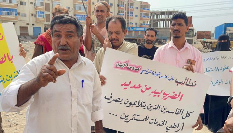 أهالي إنماء ينفذون وقفة احتجاجية رفضًا لمحاولات التصرف بالمتنفسات العامة والمساحات الخدمية