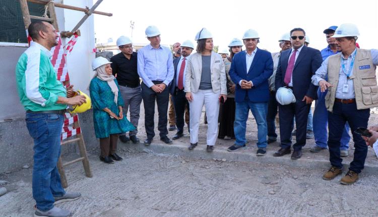 وزير المياه ووفد البنك الدولي يطلعان على سير العمل في مشروع محطة ضخ المياه بمنطقة البرزخ 
