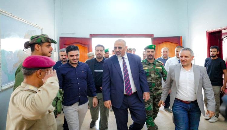 الرئيس الزُبيدي يتفقد سير العمل ومستوى الانضباط الوظيفي بهيئات المجلس الانتقالي