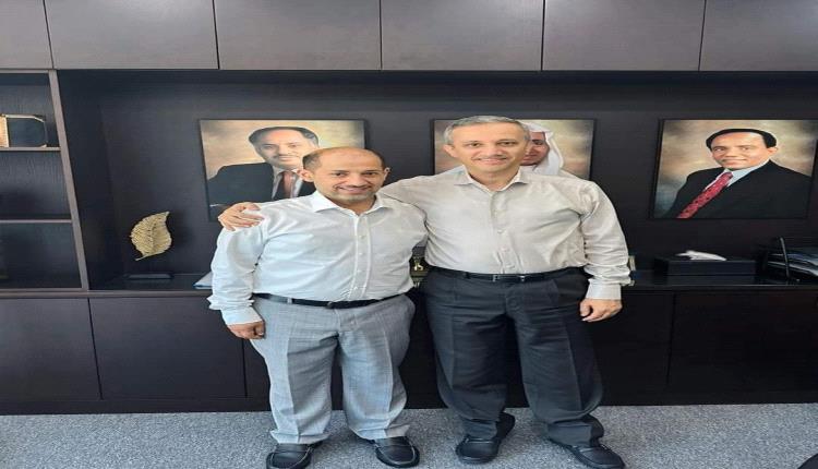 رياض الحروي: أربع حاويات من العشب الصناعي تغادر ميناء عدن في طريق..