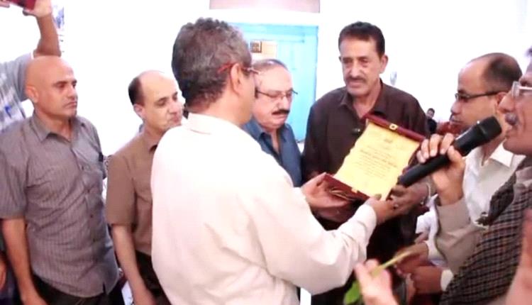 رئيس هيئة أسر الشهداء والمناضلين يكرم اسرة الشهيد المناضل عبدالله سعيد بن شملان
