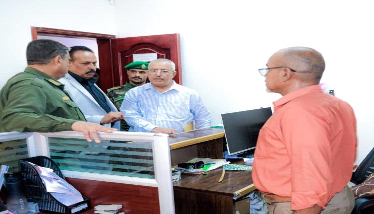 بتكليف من رئيس الوزراء.. لجنة حكومية تتسلّم مبنى صندوق صيانة الطرق والجسور بعدن