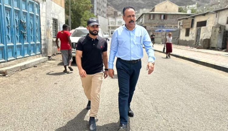 العقربي يتفقد الطرق الفرعية في صيرة بعدن ويؤكد أولوية تحسين البنية التحتية