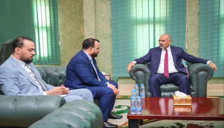 الرئيس الزُبيدي يطلع على سير مشاريع الطرق ويوجه بتسريع استكمال البنية التحتية في عدن