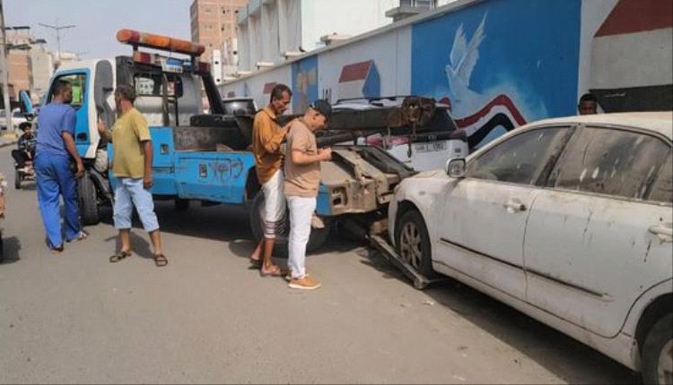 استمرار حملة رفع السيارات المتهالكة من شوارع المنصورة بعدن