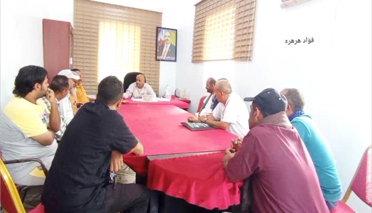مدير عام الحصين يلتقي لجنة مشروع طريق سيلة غزال ويؤكد على تنظيم العمل وفق الأطر الرسمية