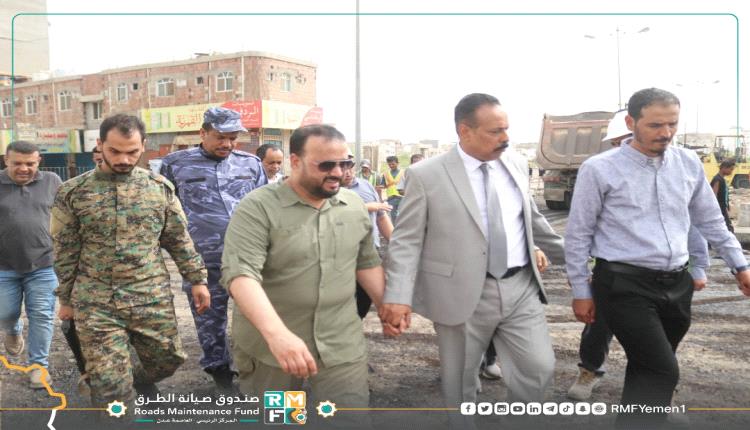 وزير الأشغال العامة ورئيس صندوق صيانة الطرق يتفقدان مشروع إعادة تأهيل خط دوار الملعب – جولة السيلة في عدن