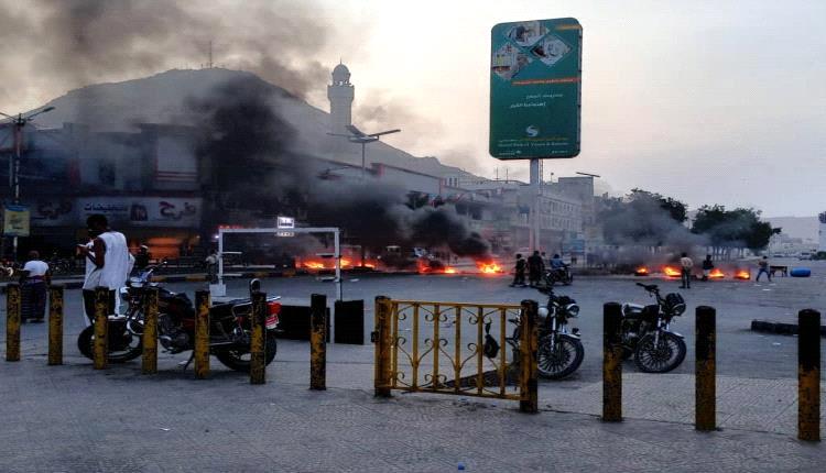 احتجاجات غاضبة وقطع للطرقات في المكلا احتجاجا على انقطاع الكهرباء