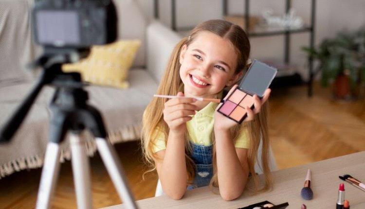 مستحضرات تجميل الكبار تهدد صحة الأطفال والرضع