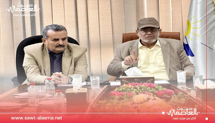 رئيس هيئة الطيران المدني يعقد اجتماعاً أمنياً رفيعاً بمطار عدن الدولي لتعزيز الجاهزية ومنع اي اختلالات أمنية 