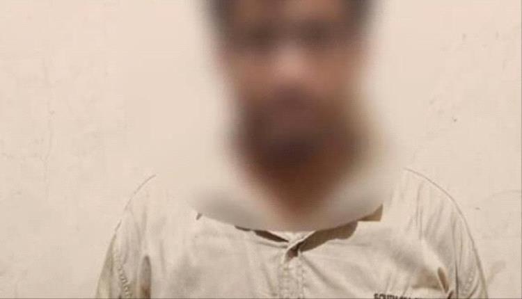 الحزام الأمني يضبط مروّج مخدرات في مديرية المنصورة بعدن