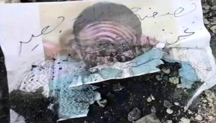 حضرموت: إحراق صور الشيخ عمرو بن حبريش في المكلا احتجاجًا على قطاعاته المسلحة لقواطر محروقات الكهرباء