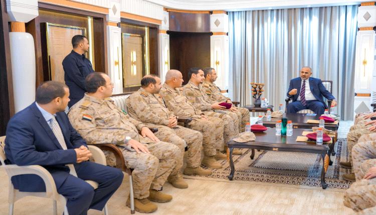 الرئيس القائد عيدروس الزُبيدي يترأس اجتماعًا لرئاسة هيئة الأركان العامة وعدد من هيئات ودوائر وزارة الدفاع