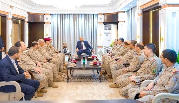 القائد عيدروس الزبيدي يرفع شعار النصر أو الشهادة.. ماذا قال لرئيس الأركان بن عزيز عن المعركة القادمة؟
