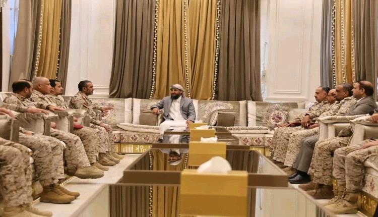 خلال ترأسه اجتماعا عسكريا..المحرّمي: سقوط الحو. ثي بات وشيكاً والجيش على أهبة الاستعداد