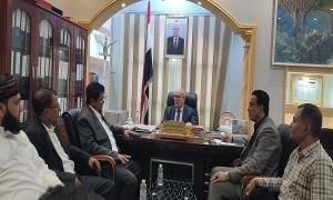 وزير الإدارة المحلية يناقش مع قيادة المهرة احتياجات المحافظة وجهود التعافي من آثار "إعصار تيج"

