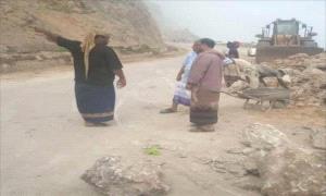 المهرة تُسرّع وتيرة تأهيل طريق الغيضة – حوف – صرفيت استعدادًا لموسم الخريف السياحي