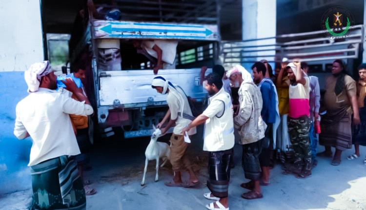 هيئة الهلال الأحمر الإماراتي تدشن توزيع أضاحي العيد على أسر شهداء محافظة أبين

