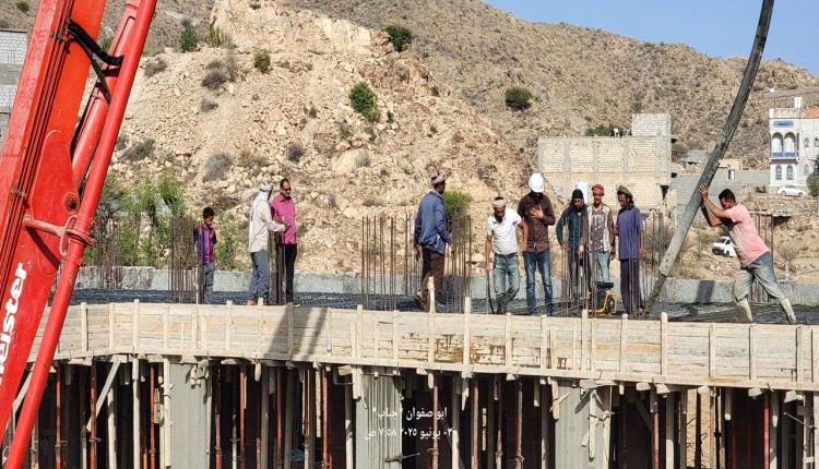 مدير عام الشعيب ونائب رئيس المجلس ومدير التربية يزورون مشروع بناء مدرسة جباب 
